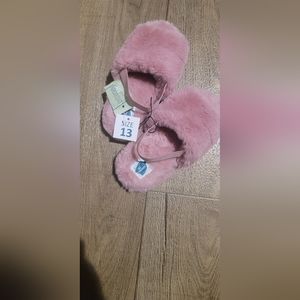 NWT Extremely Me Girls Size 13   pink blush faux fur slippers